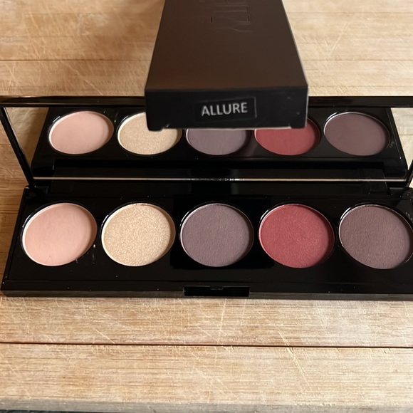 Laritzy Palette in Allure - Picture 2 of 2